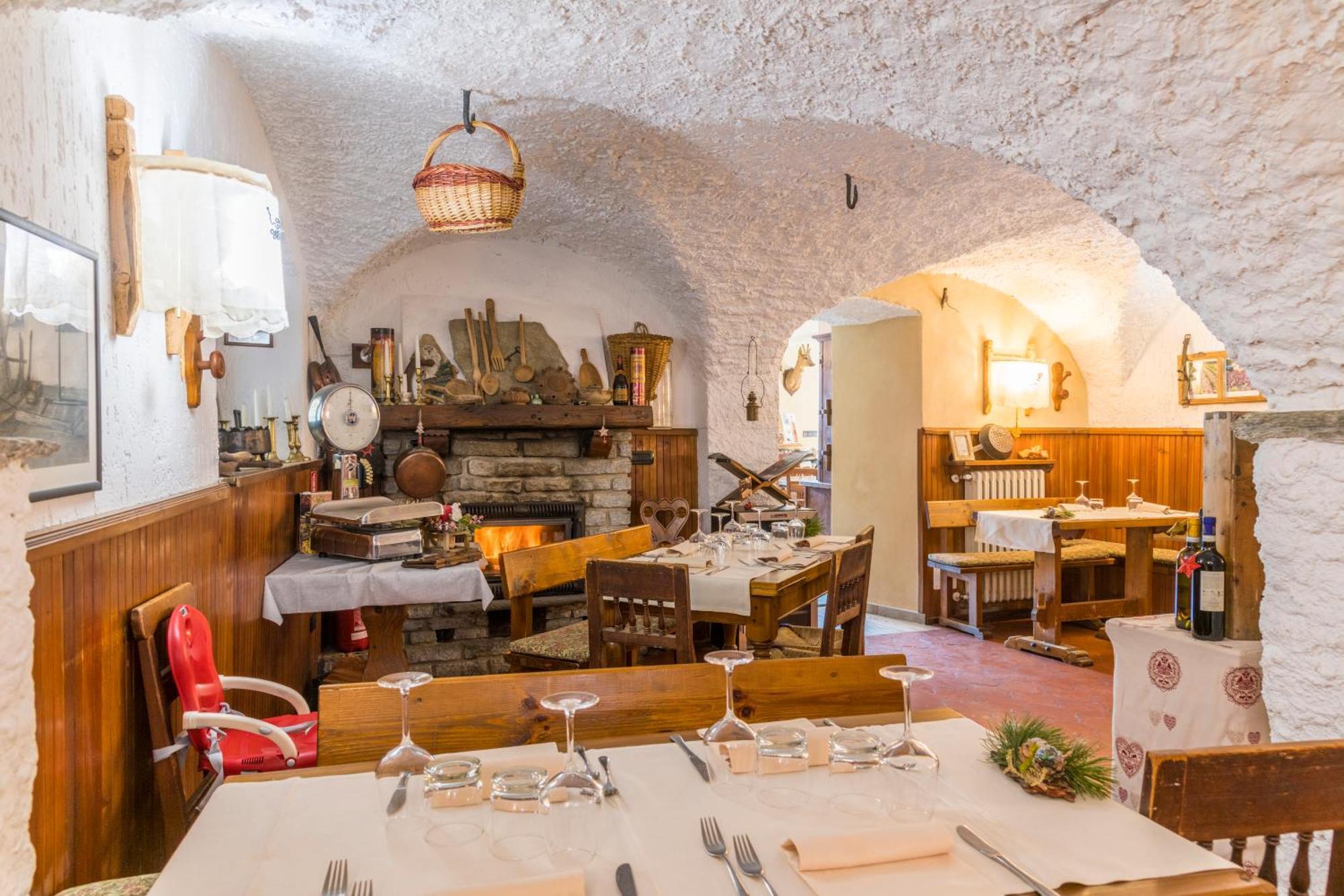 La Placette - Albergo Diffuso E Trattoria Usseaux Экстерьер фото