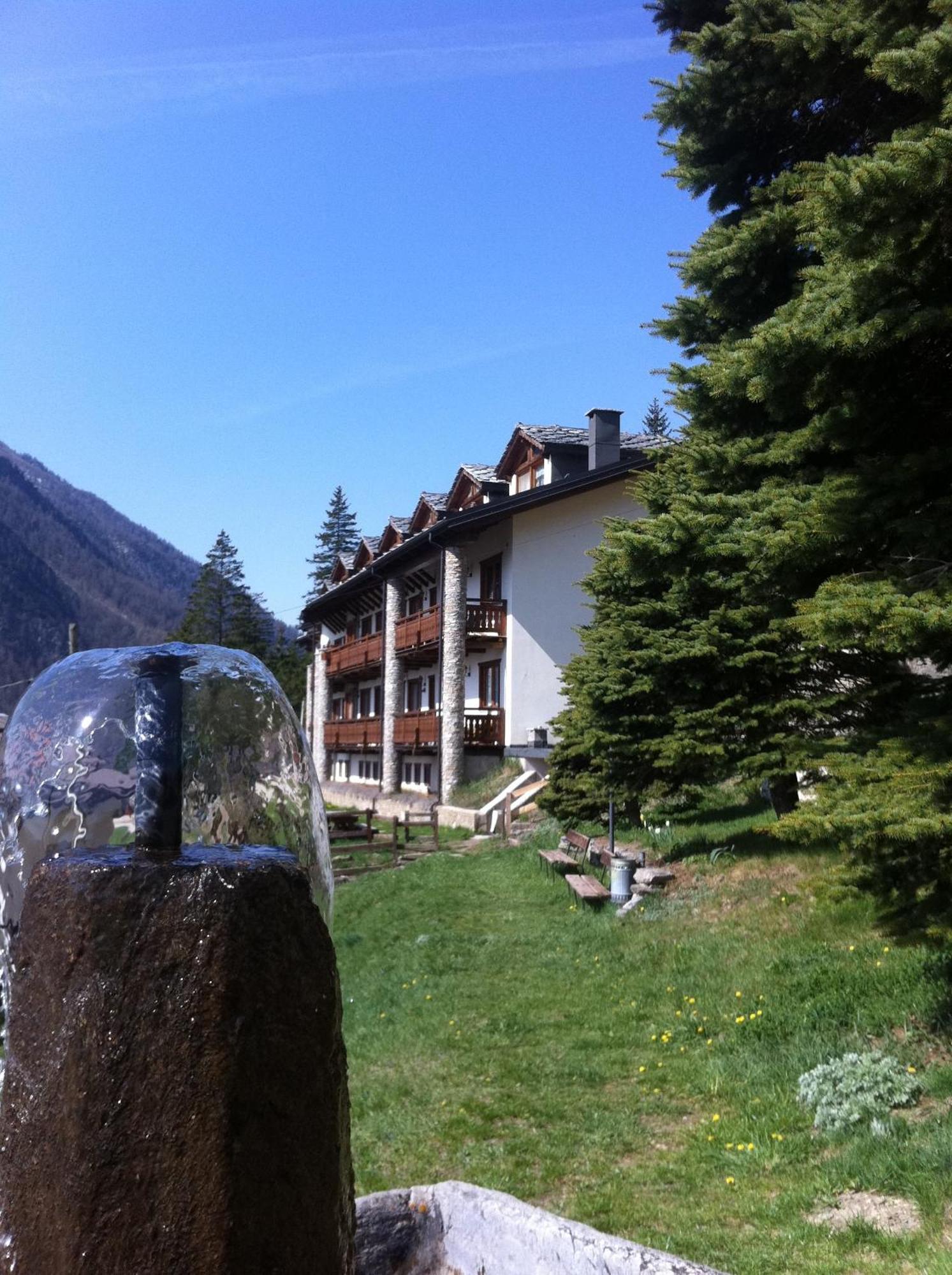 La Placette - Albergo Diffuso E Trattoria Usseaux Экстерьер фото