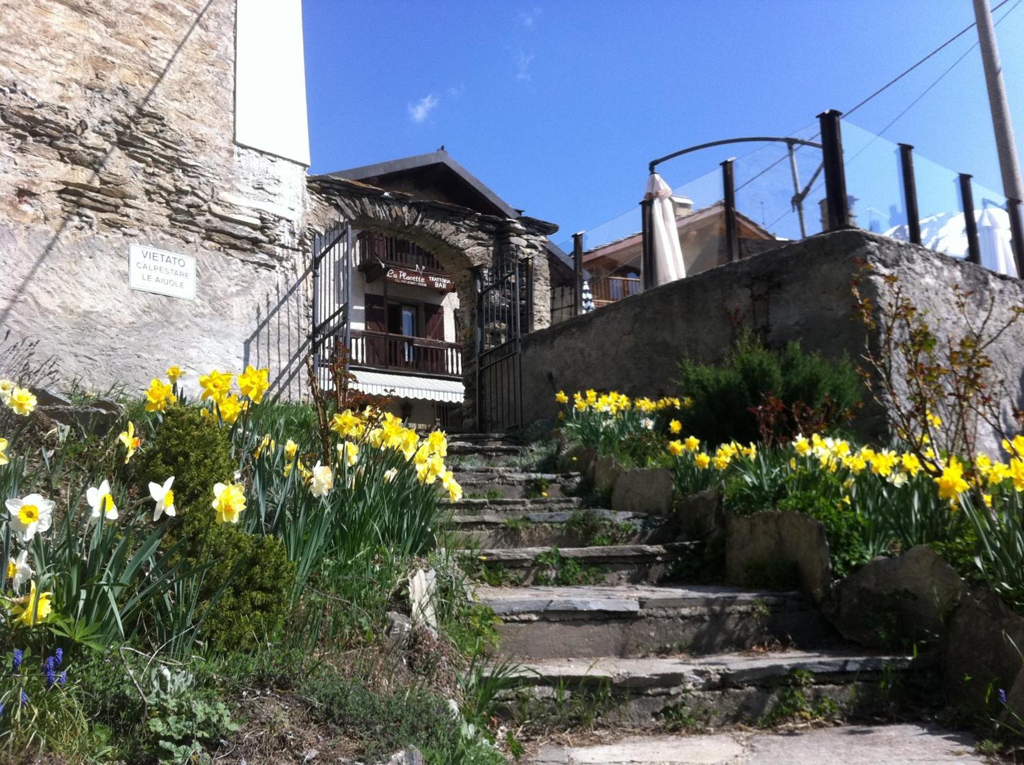 La Placette - Albergo Diffuso E Trattoria Usseaux Экстерьер фото