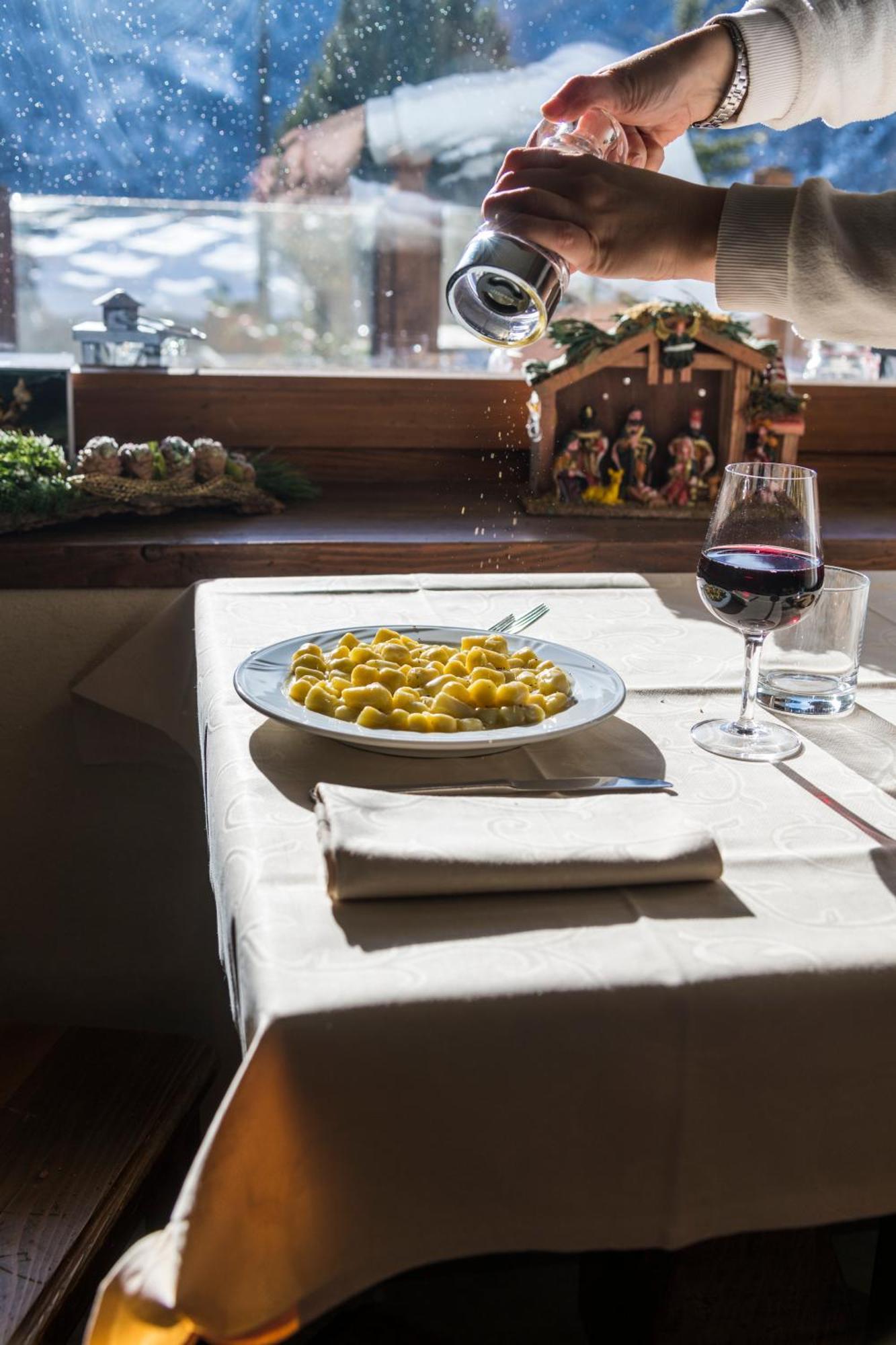 La Placette - Albergo Diffuso E Trattoria Usseaux Экстерьер фото
